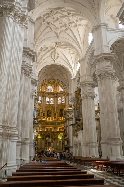 Interior da Catedral. Na capela real da Catedral de Granada — Fotografia de Stock
