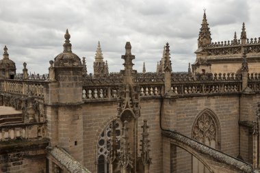 İspanya 'nın Giralda çan kulesinden Sevilla katedraline ve şehre bakın.