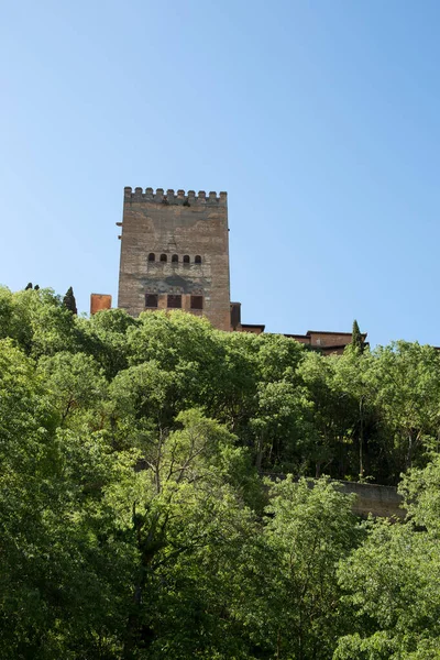 Pohled na Alhambru z okrsku Albaicin v Granadě, Španělsko — Stock fotografie