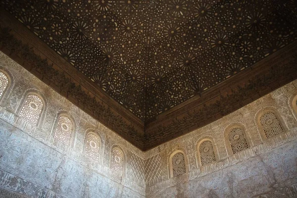 Plafond du palais mauresque nasride de l'Alhambra — Photo