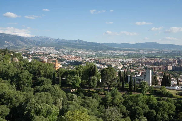 Вид на Гранаду из Альгамбры, Испания — стоковое фото