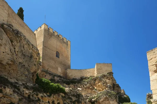 Alcala la Skutečná středověká pevnost na kopci, Andalusie, Španělsko — Stock fotografie