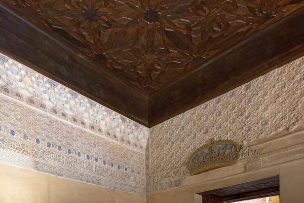 Decke des nasrid moresken Palastes der Alhambra — Stockfoto