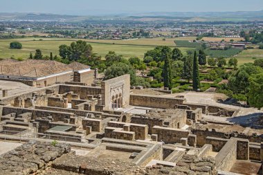 Medina Azahara harabeleri. Engin, güçlendirilmiş Endülüs saray şehri.