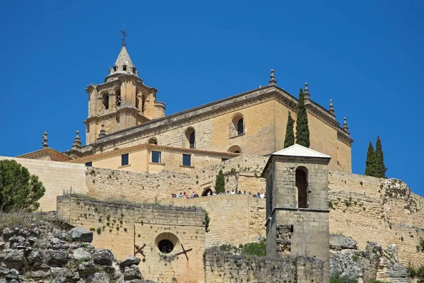 Alcalá la Real fortaleza medieval en la cima de la colina, Andalucía, España —  Fotos de Stock