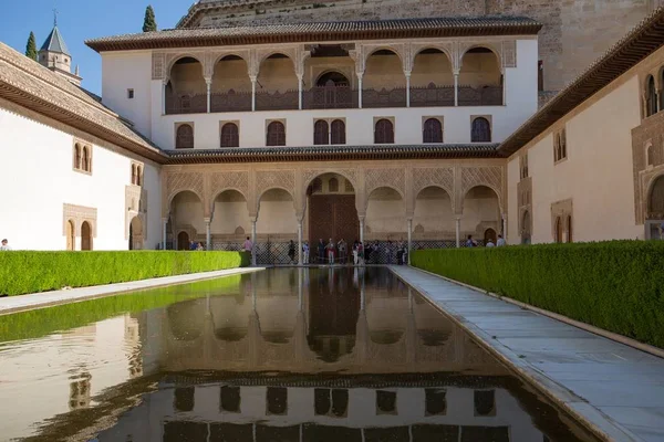 Uteplats med Nasrid moresk palats i Alhambra — Stockfoto