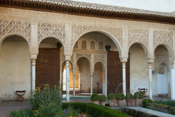 Generalife trädgårdsfontäner. Alhambra palats komplex, Granada, Spanien — Stockfoto