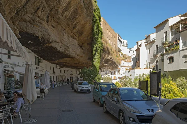 Una pequeña ciudad Setenil de las Bodegas en el sur de España — Foto de Stock