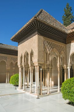 Alhambra 'nın Nasrid moresk sarayında aslanlar mahkemesi.