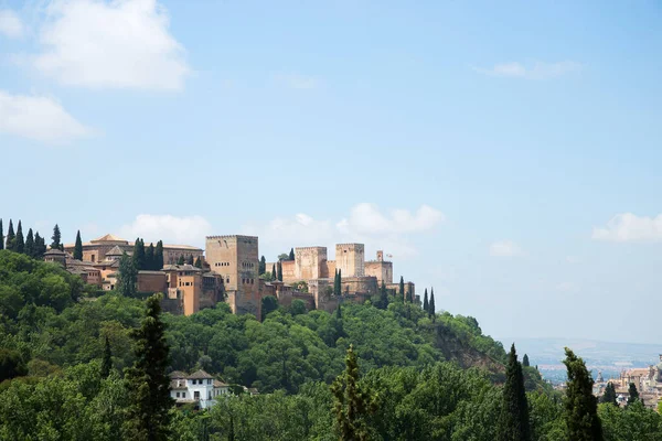 Vista a la Alhambra desde el pueblo de Sacromonte —  Fotos de Stock