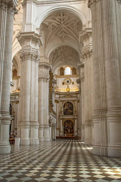 Interieur van de kathedraal. In de koninklijke kapel van Granada Cathedtal ligt een graf van de katholieke koningen Isabella en Ferdinand.. — Stockfoto