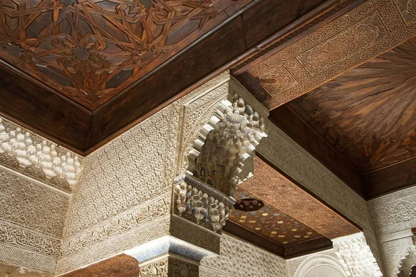 Decke des nasrid moresken Palastes der Alhambra — Stockfoto