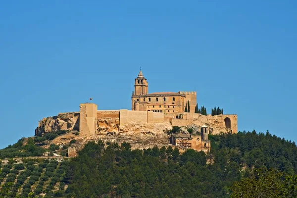 Alcala la Skutečná středověká pevnost na vrcholu kopce, Andalusie — Stock fotografie