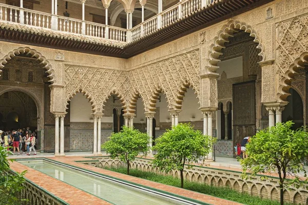 Seville Alcazar Patio de las Doncellas (nádvoří panen) — Stock fotografie