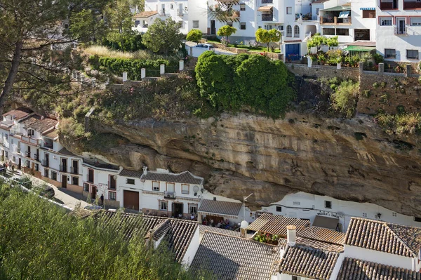 Una pequeña ciudad Setenil de las Bodegas en el sur de España — Foto de Stock