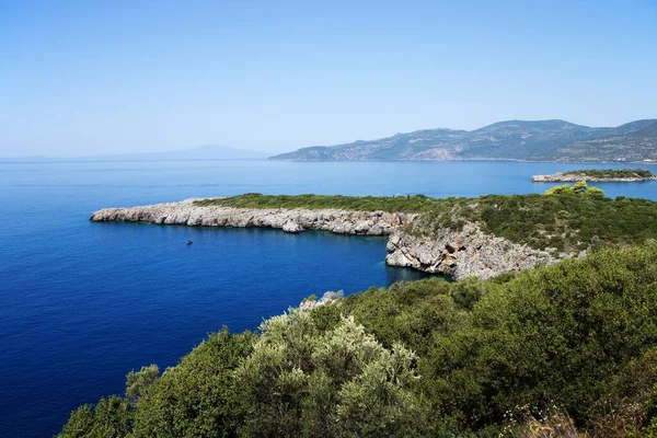 Paisajes costeros cerca de la ciudad de Kardamili en Mesinian Bay, Peloponeso del Sur, Grecia — Foto de Stock