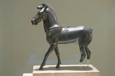 Antik Olympia, Yunanistan - 29 Ağustos 2019. Antik Yunan adak figürleri Antik Olympia Müzesi 'nde sergileniyor. Müzenin yakınlarda birçok ünlü bulguları var..