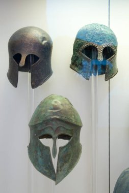 Antik Olympia, Yunanistan - 29 Ağustos 2019. Antik Yunan Olimpiyat Müzesi 'nin sergilenen bronz kaskları. Müzenin yakınlarda birçok ünlü bulguları var..