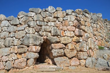 Argolis, Peloponnese 'deki Miken arkeolojik alanı olan Tiryns' in antik akropolünün kalıntıları ve efsanevi kahraman Herkül 'ün 12 çalışmasını gerçekleştirdiği yer, Yunanistan.