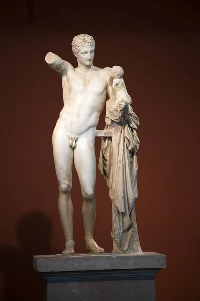 古代オリンピア ギリシャ 2019年8月29日 古代オリンピア博物館の展示に赤ちゃんディオニュソスとエルメスの古代ギリシャ像 博物館は場所の近くに発掘された多くの有名な調査結果を持っています — ストック写真