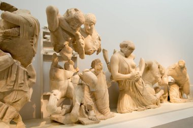 Antik Olympia, Yunanistan - 29 Ağustos 2019. Antik Yunan tapınağının mimari detayları Antik Olympia Müzesi 'nde sergileniyor. Müzenin yakınlarda birçok ünlü bulguları var..