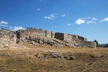 Argolis, Peloponnese 'deki Miken arkeolojik alanı olan Tiryns' in antik akropolünün kalıntıları ve efsanevi kahraman Herkül 'ün 12 çalışmasını gerçekleştirdiği yer, Yunanistan.