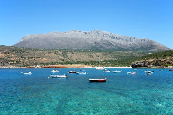 Barcos Bahía Cerca Cuevas Diros Dirou Peloponeso Grecia — Foto de Stock