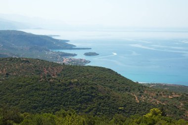Yunanistan 'ın güneyindeki Messinian Körfezi' ndeki Kardamili kasabası yakınlarındaki kıyı manzaraları