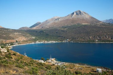 Yunanistan 'ın güneyindeki Messinian Körfezi' ndeki Kardamili ve Dyros (Dirou) kasabaları arasındaki kıyı manzaraları