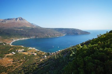 Yunanistan 'ın güneyindeki Messinian Körfezi' ndeki Kardamili ve Dyros (Dirou) kasabaları arasındaki kıyı manzaraları