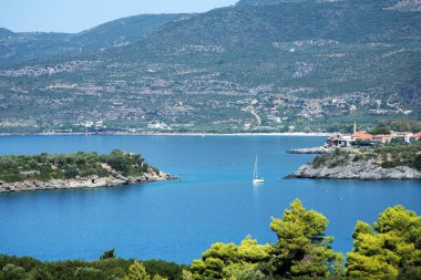 Yunanistan 'ın güneyindeki Messinian Körfezi' ndeki Kardamili kasabası yakınlarındaki kıyı manzaraları