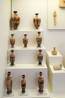 Antik Olympia, Yunanistan - 29 Ağustos 2019. Antik Yunan sanat ve zanaat eserleri Antik Olympia Müzesi 'nde sergilenmektedir. Müzenin yakınlarda birçok ünlü bulguları var..