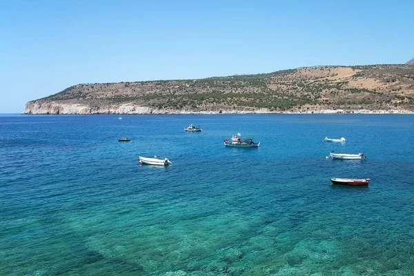 Csónakok Öbölben Közel Barlangok Diros Dirou Peloponnészosz Görögország — Stock Fotó