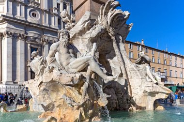 Roma, İtalya - 6 Ocak 2020. Navona Meydanı 'nda (Navona Meydanı) turist kalabalığı. Bu meydanın Rönesans tarzı çeşmeleri ve binaları yıl boyunca birçok insanı cezbediyor.