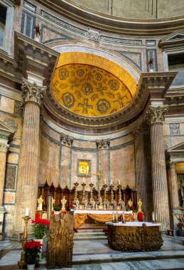 Roma, İtalya - 6 Ocak 2020. Pantheon 'un içi. İnşa edildikten yaklaşık iki bin yıl sonra, Pantheon 'un kubbesi hala dünyanın en büyük güçlendirilmemiş beton kubbesidir..