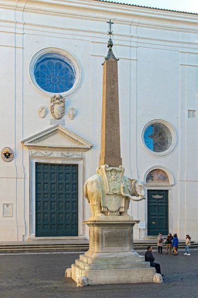 意大利罗马 2020年1月6日 游客们在密涅瓦教堂上方的圣玛丽附近观看方尖碑 这座教堂位于埃及女神伊希斯神庙的废墟之上 而这是密涅瓦的遗物 — 图库照片