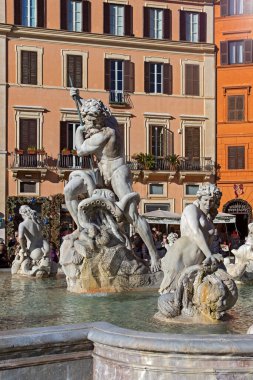 Roma, İtalya - 6 Ocak 2020. Navona Meydanı 'nda (Navona Meydanı) turist kalabalığı. Bu meydanın Rönesans tarzı çeşmeleri ve binaları yıl boyunca birçok insanı cezbediyor.