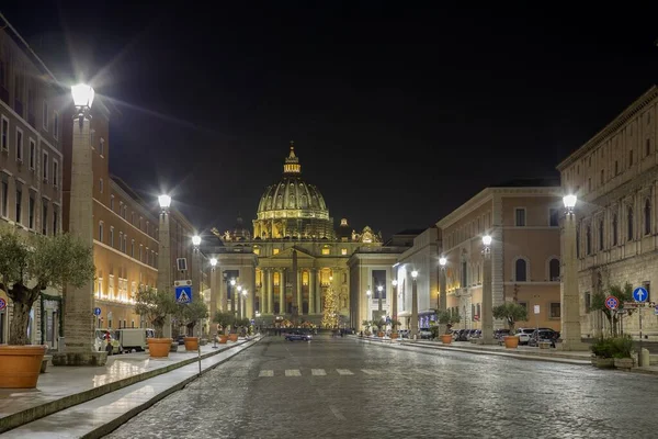 Собор Святого Петра Ватикане Ночью Кафедральный Собор Является Одним Самых — стоковое фото