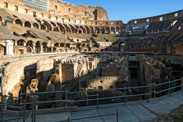 Rom Italien Januar 2020 Turister Besøger Colosseum Ruiner Rom Det - Stock-foto