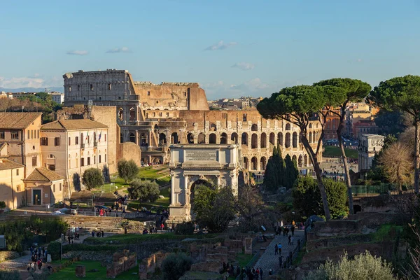 Arka planda Kolezyum, Roma ve İtalya 'nın kalıntıları