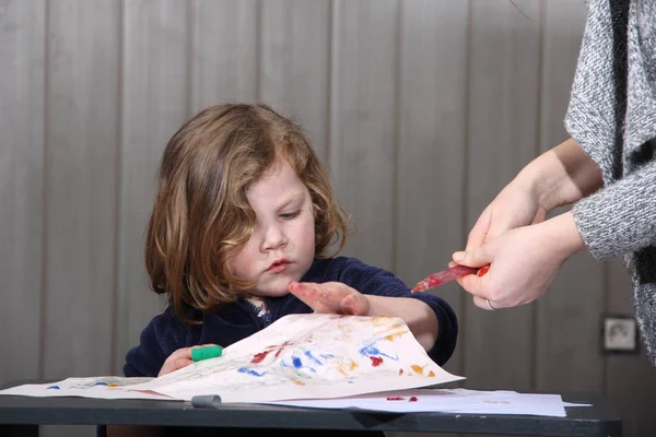 Bambina Bionda Che Impara Disegnare Con Sua Madre Foto Stock Royalty Free