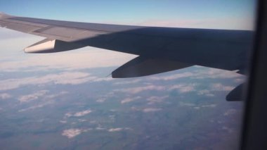 Avrupa üzerinde uçan uçak, kanada bakın..