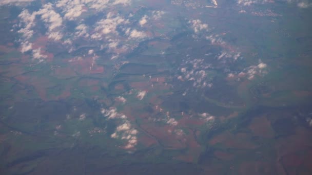 上空から見た陸地を飛行する飛行機は — ストック動画