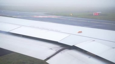 Havaalanında uçak kalkışa hazırlanıyor..