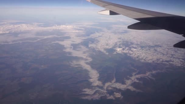 Avión Que Vuela Gran Altitud Sobre Tierra Europea Con Valles — Vídeo de stock
