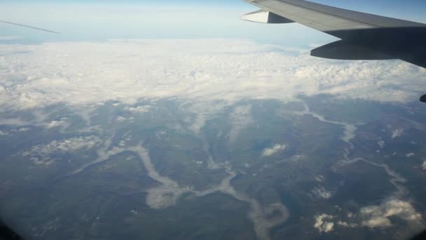 Самолет Летящий Большой Высоте Над Европейской Землей Дымчатыми Долинами — стоковое видео