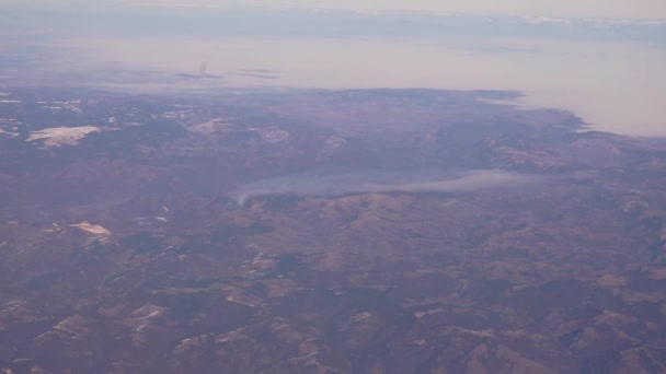 カルパチア山脈の煙が石灰ピットから上に見える — ストック動画