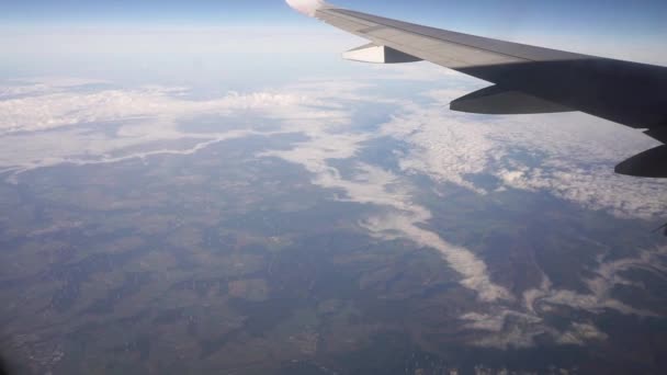 Avión Que Vuela Gran Altitud Sobre Tierra Europea Con Valles — Vídeo de stock