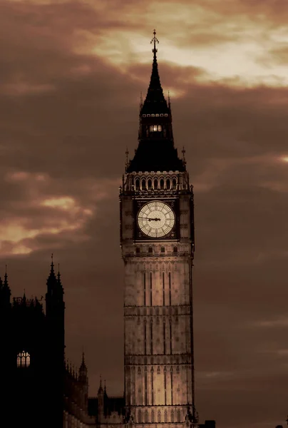 大本钟的灯光在黄昏-伦敦 — 图库照片#