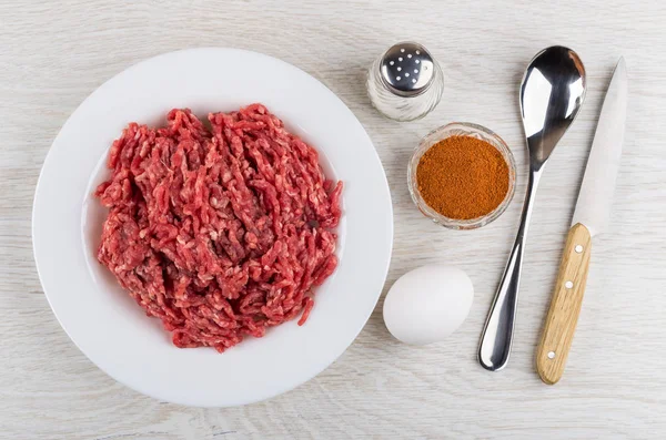 Beef mince, red pepper, chicken egg, salt, spoon, kitchen knife